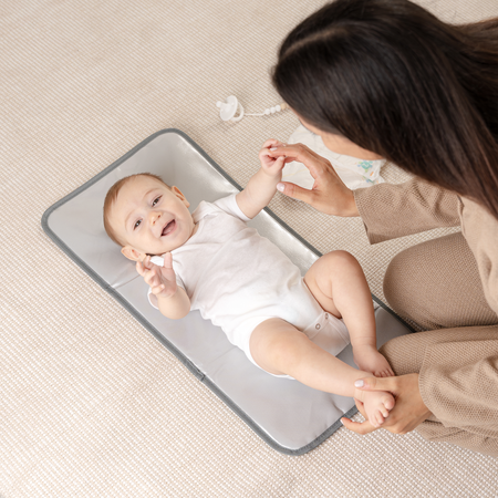 Matelas à langer compact et pliable - motif gris