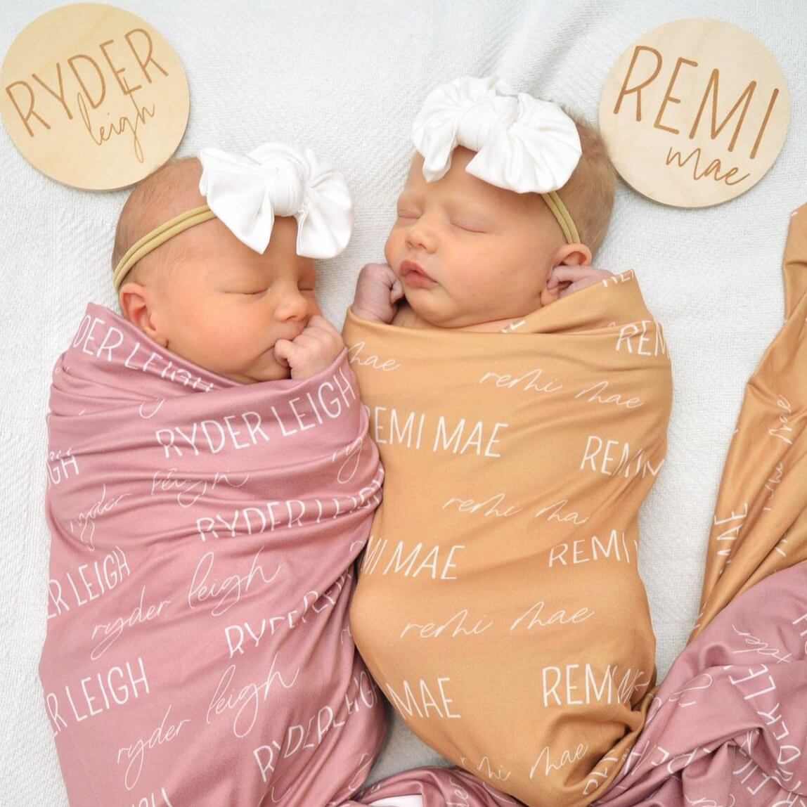 Couverture d’emmaillotage personnalisée avec prénom de bébé
