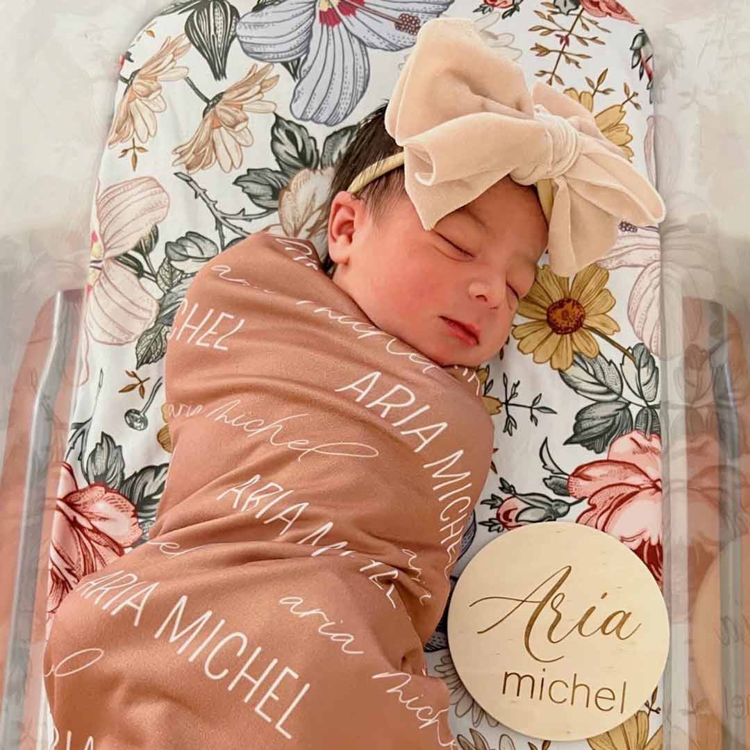 Couverture d’emmaillotage personnalisée avec prénom de bébé