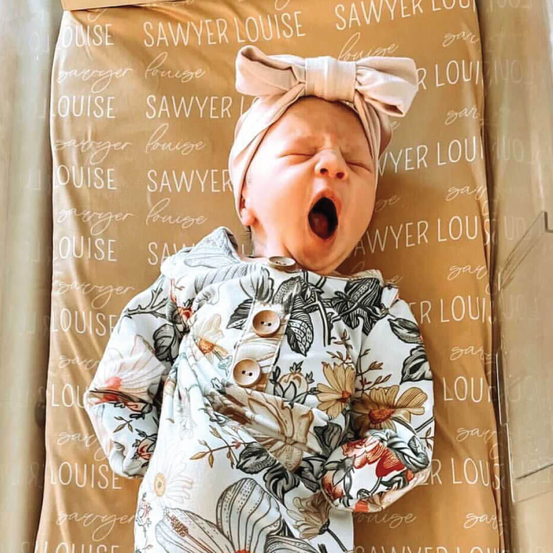 Couverture d’emmaillotage personnalisée avec prénom de bébé