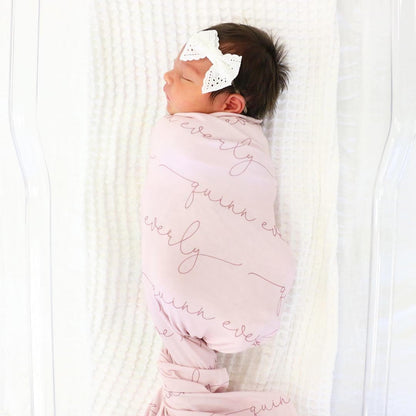 Couverture d’emmaillotage personnalisée avec prénom de bébé
