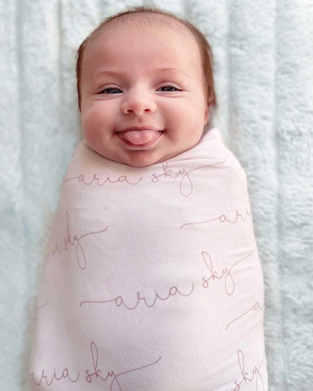 Couverture d’emmaillotage personnalisée avec prénom de bébé