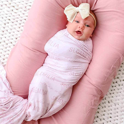 Couverture d’emmaillotage personnalisée avec prénom de bébé