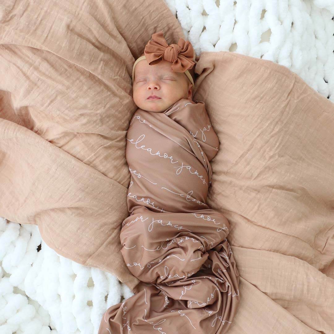 Couverture d’emmaillotage personnalisée avec prénom de bébé