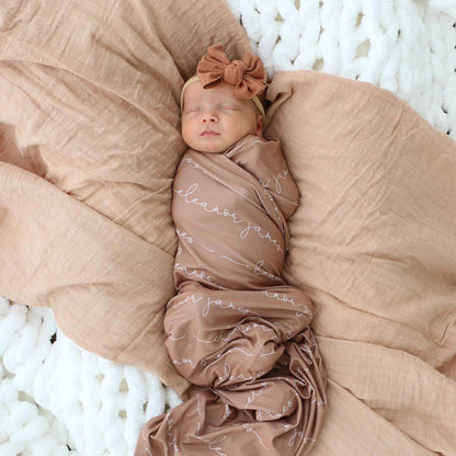 Couverture d’emmaillotage personnalisée avec prénom de bébé