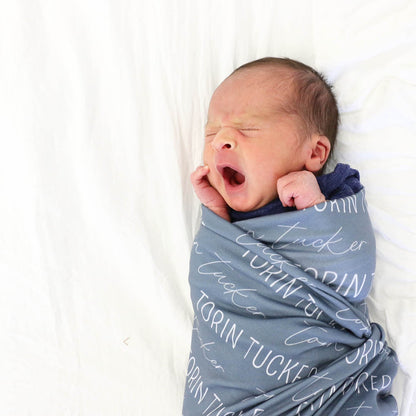 Couverture d’emmaillotage personnalisée avec prénom de bébé