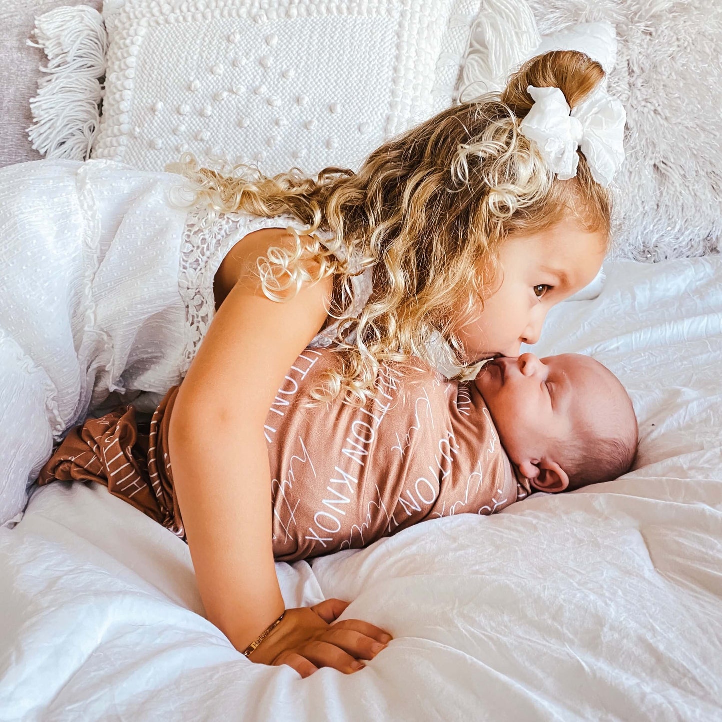 Couverture d’emmaillotage personnalisée avec prénom de bébé