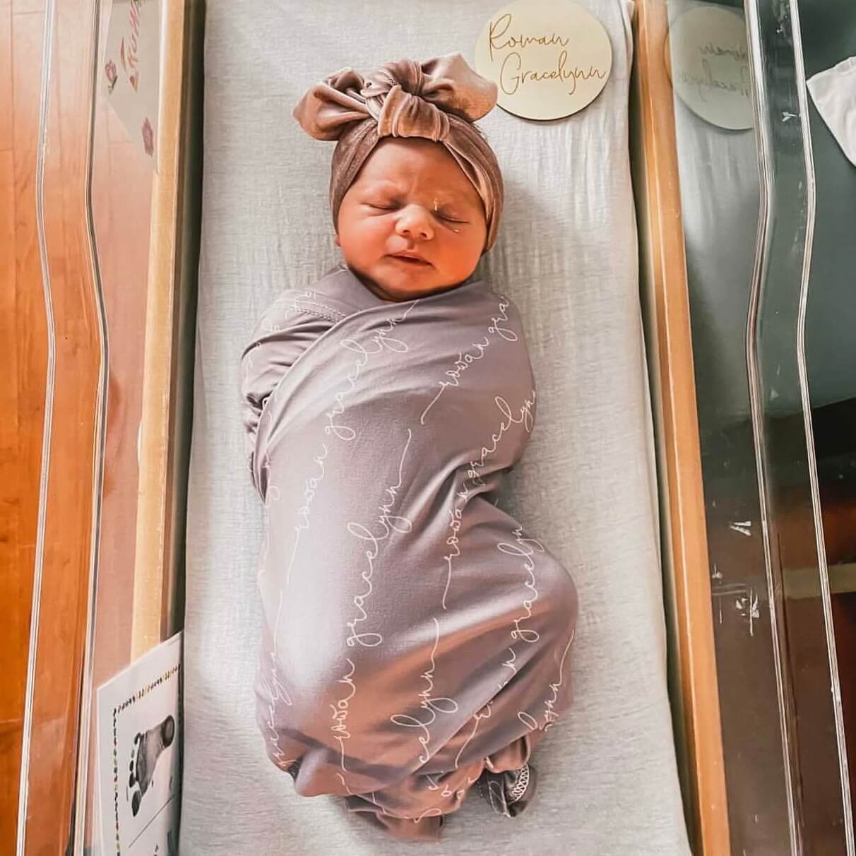 Couverture d’emmaillotage personnalisée avec prénom de bébé