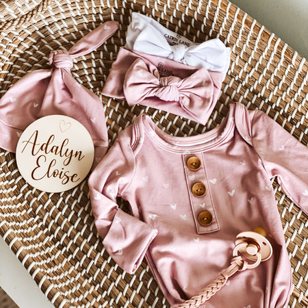 Ensemble Grenouillère Nouée & Bonnet pour Nouveau-Né – Petits Cœurs Rose Poudré
