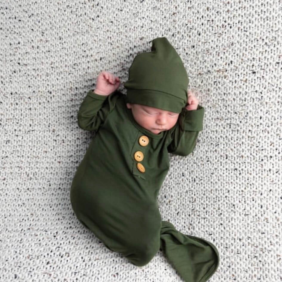 Ensemble grenouillère nouée et bonnet pour bébé en bambou coloris olive uni