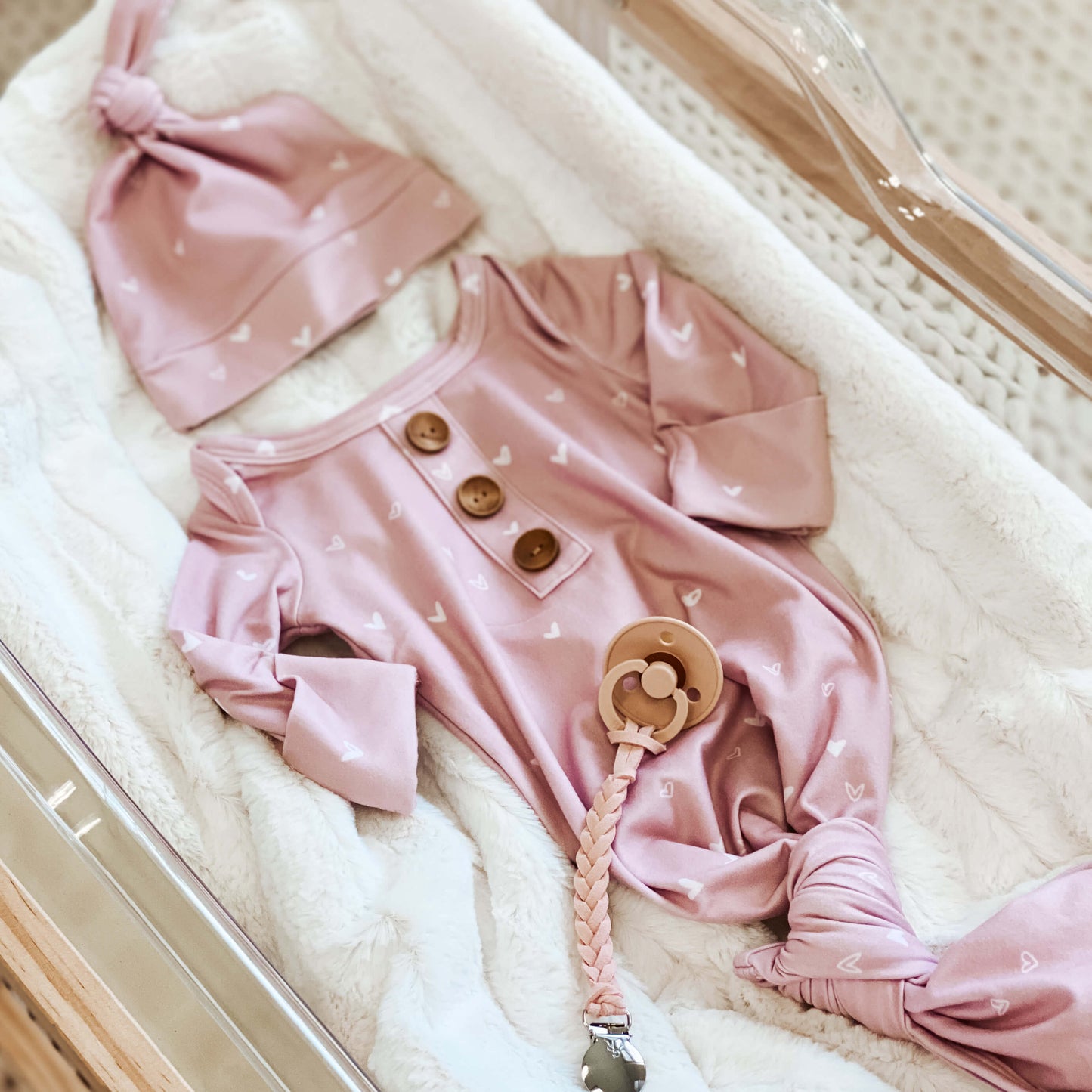 Ensemble Grenouillère Nouée & Bonnet pour Nouveau-Né – Petits Cœurs Rose Poudré