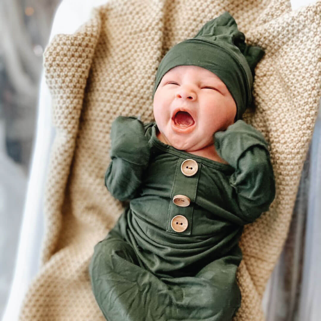 Ensemble grenouillère nouée et bonnet pour bébé en bambou coloris olive uni