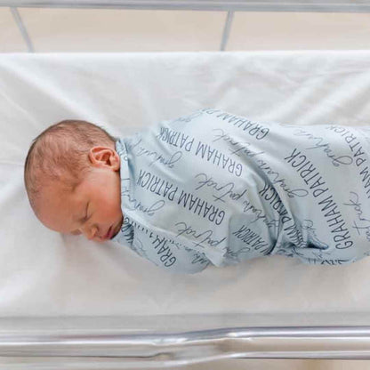 Couverture d’emmaillotage personnalisée avec prénom de bébé
