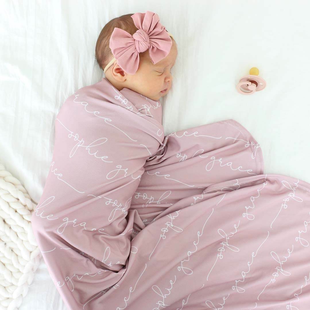 Couverture d’emmaillotage personnalisée avec prénom de bébé