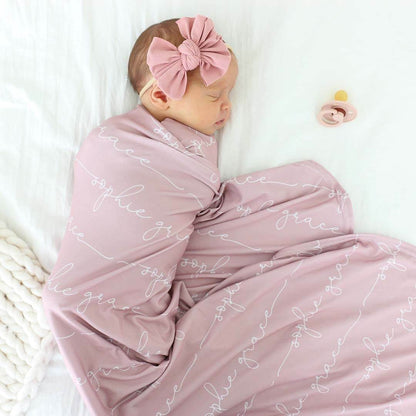 Couverture d’emmaillotage personnalisée avec prénom de bébé