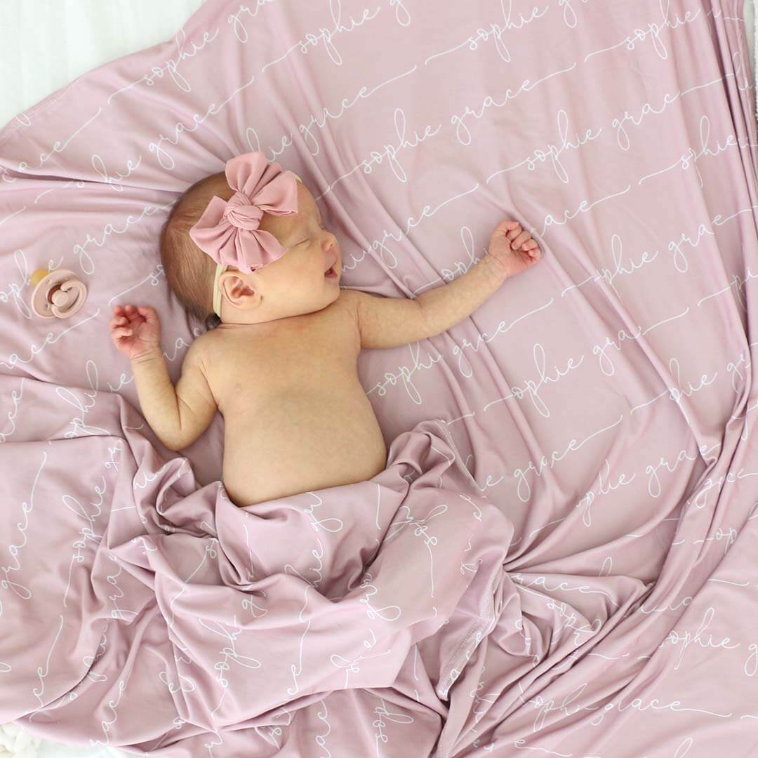 Couverture d’emmaillotage personnalisée avec prénom de bébé