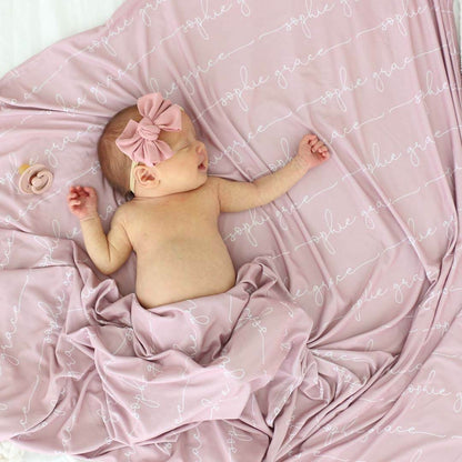 Couverture d’emmaillotage personnalisée avec prénom de bébé