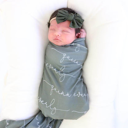 Couverture d’emmaillotage personnalisée avec prénom de bébé