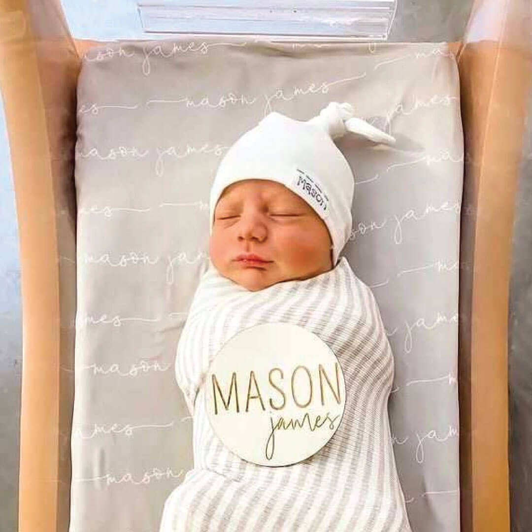 Couverture d’emmaillotage personnalisée avec prénom de bébé