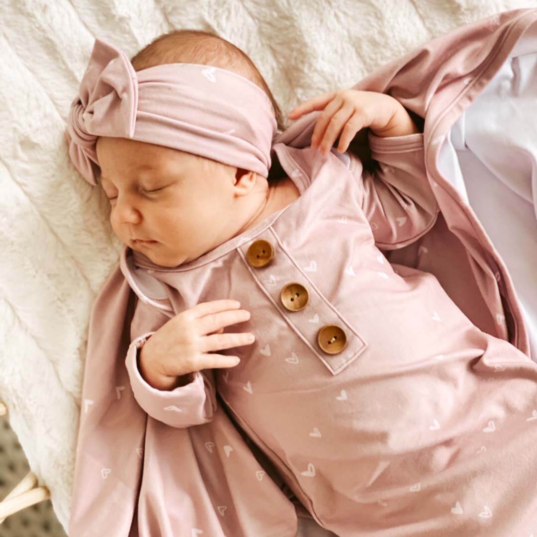 Ensemble Grenouillère Nouée & Bonnet pour Nouveau-Né – Petits Cœurs Rose Poudré
